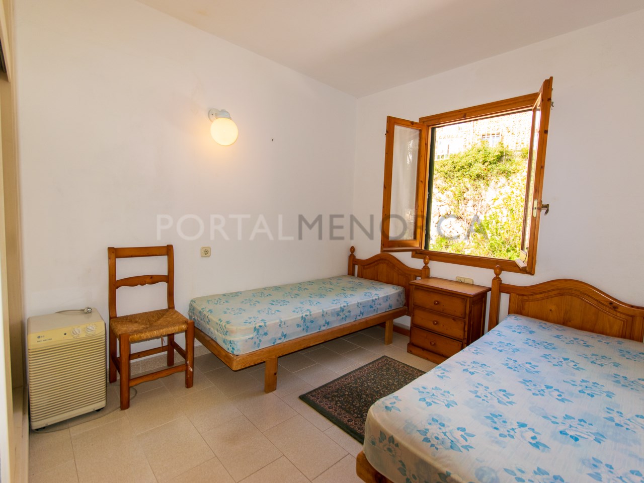 Dormitorio con 2 camas en dúplex con buenas vistas en Cala Galdana