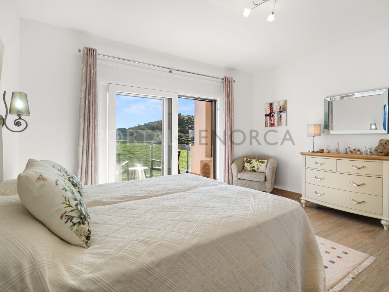 Double bedroom with terrace in luxury house in Mercacdal