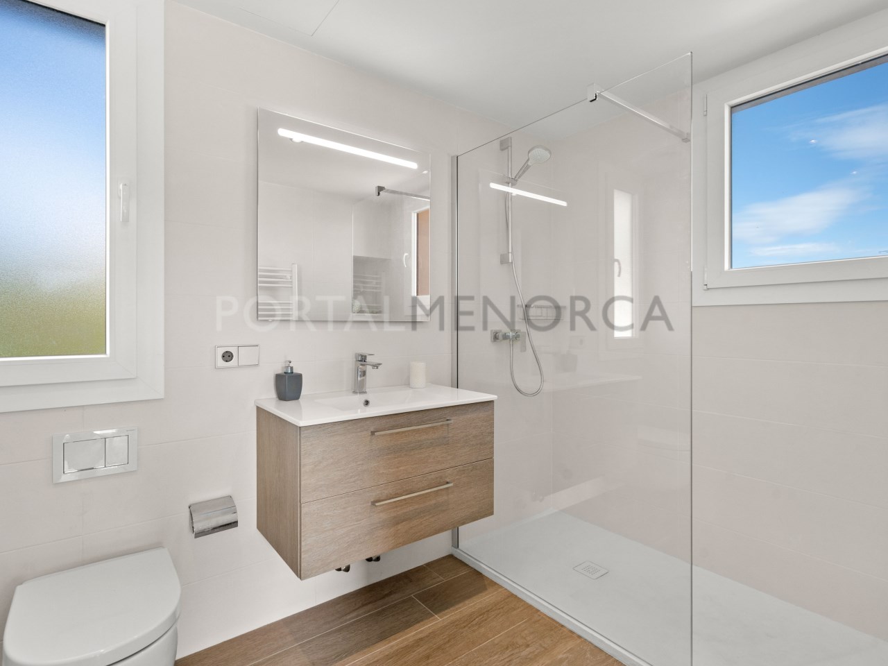 Bathroom en suite in luxury house in Mercadal