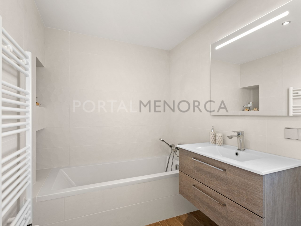 En-suite bathroom with bathtub in luxury house in Mercadal