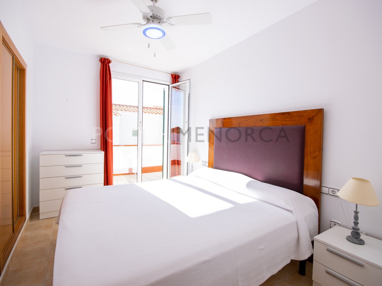 Dormitorio con terraza en apartamento con licencia turística en Punta Grossa