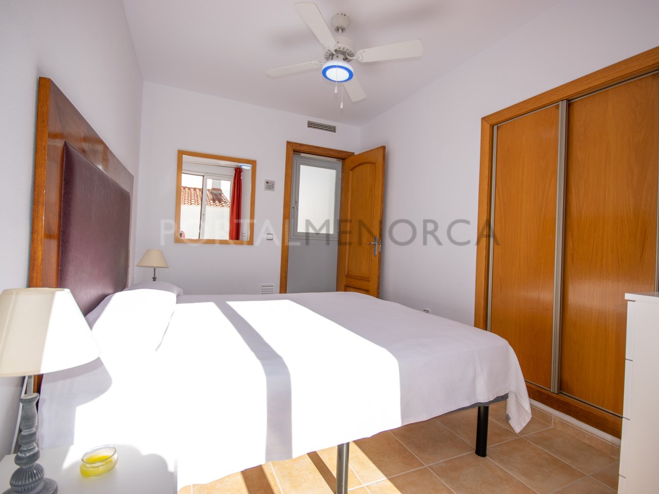 Dormitorio con terraza en apartamento con licencia turística en Punta Grossa