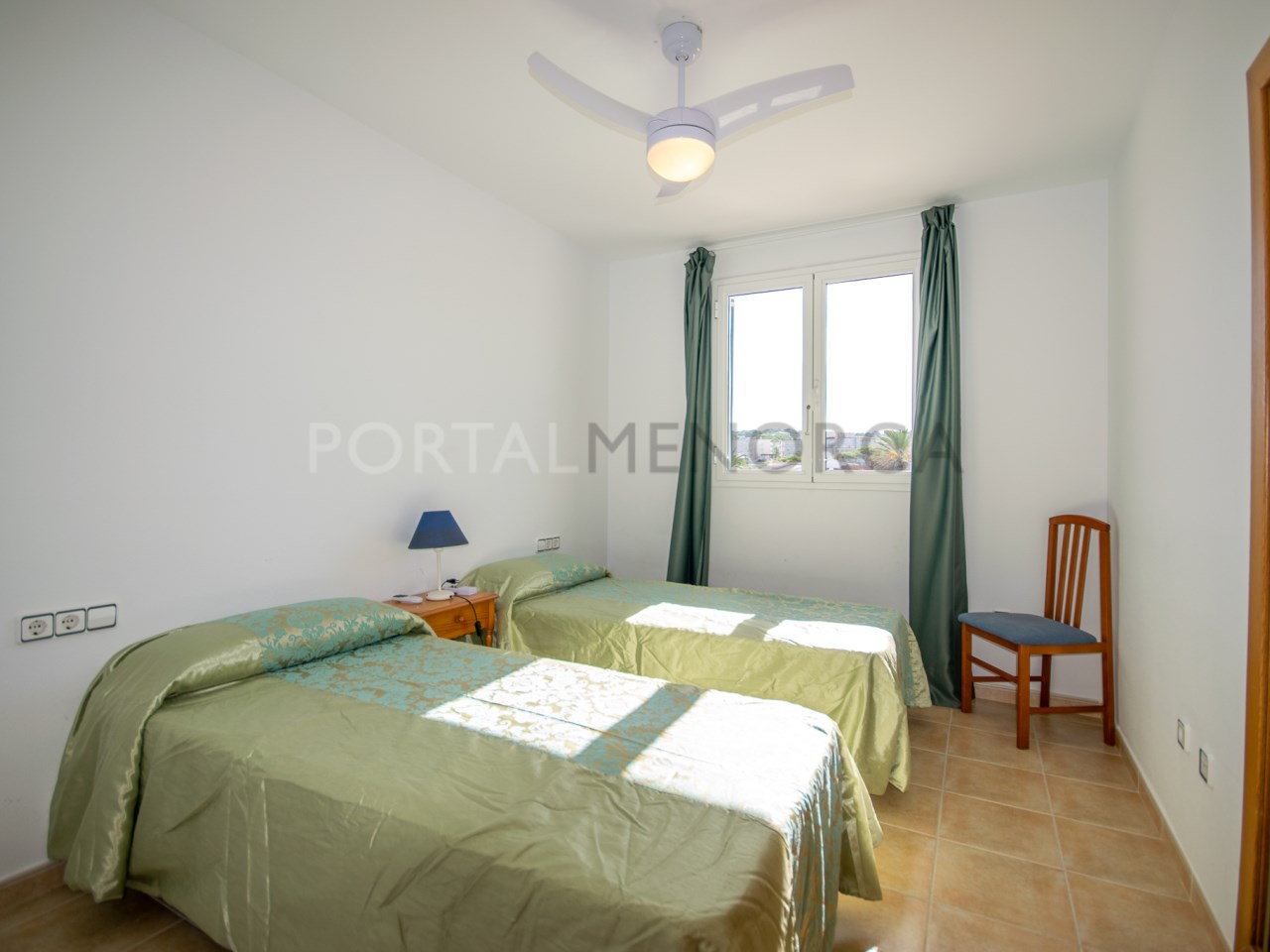 Dormitorio 2 camas de apartamento con licencia turística en Punta Grossa