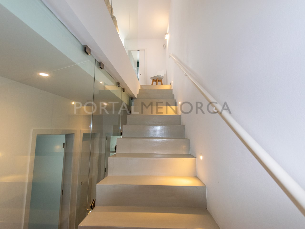 Escaleras acceso 1er piso en moderna casa con piscina en Alaior