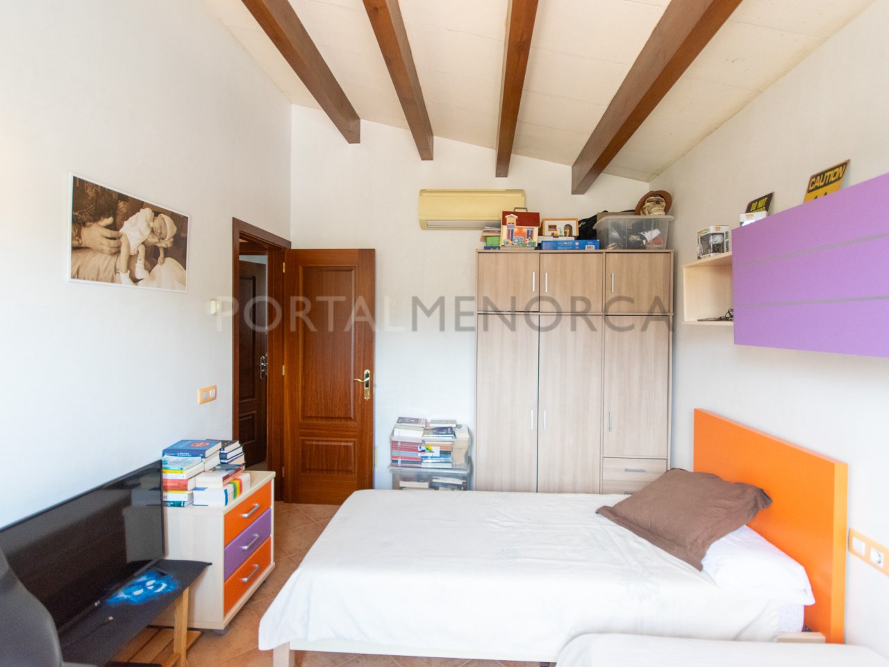 Dormitorio con 2 camas de casa menorquina con piscina y garaje en Mercadal