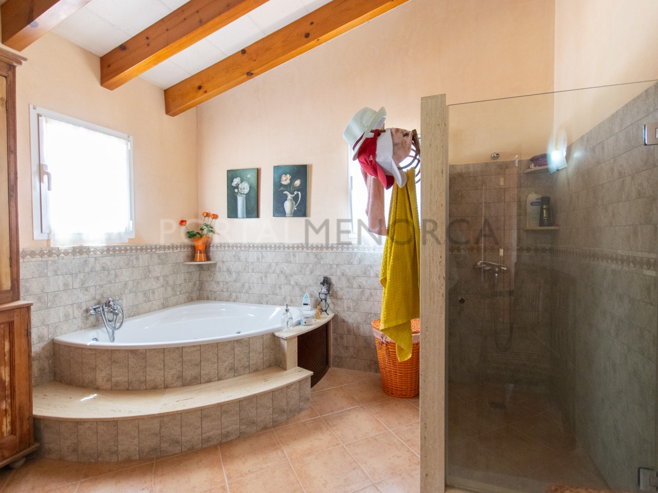 Baño en suite de casa menorquina con piscina y garaje en Mercadal