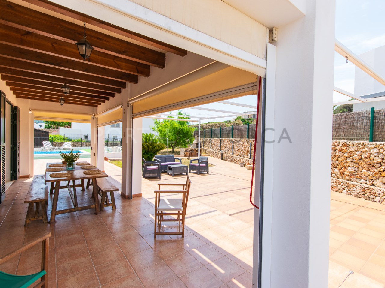 Terraza de casa Menorquina con piscina y garaje en Mercadal