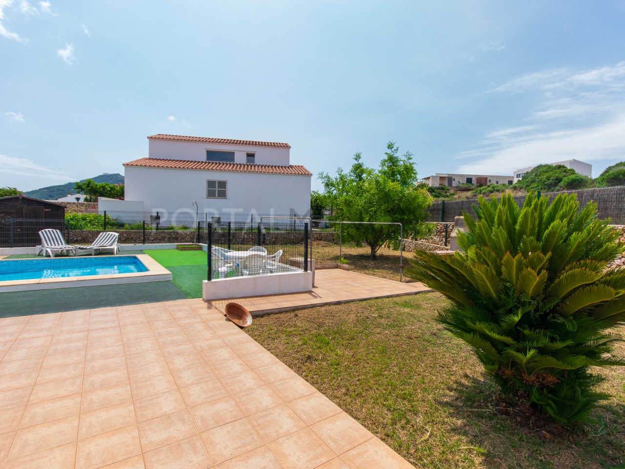 Terraza de casa Menorquina con piscina y garaje en Mercadal