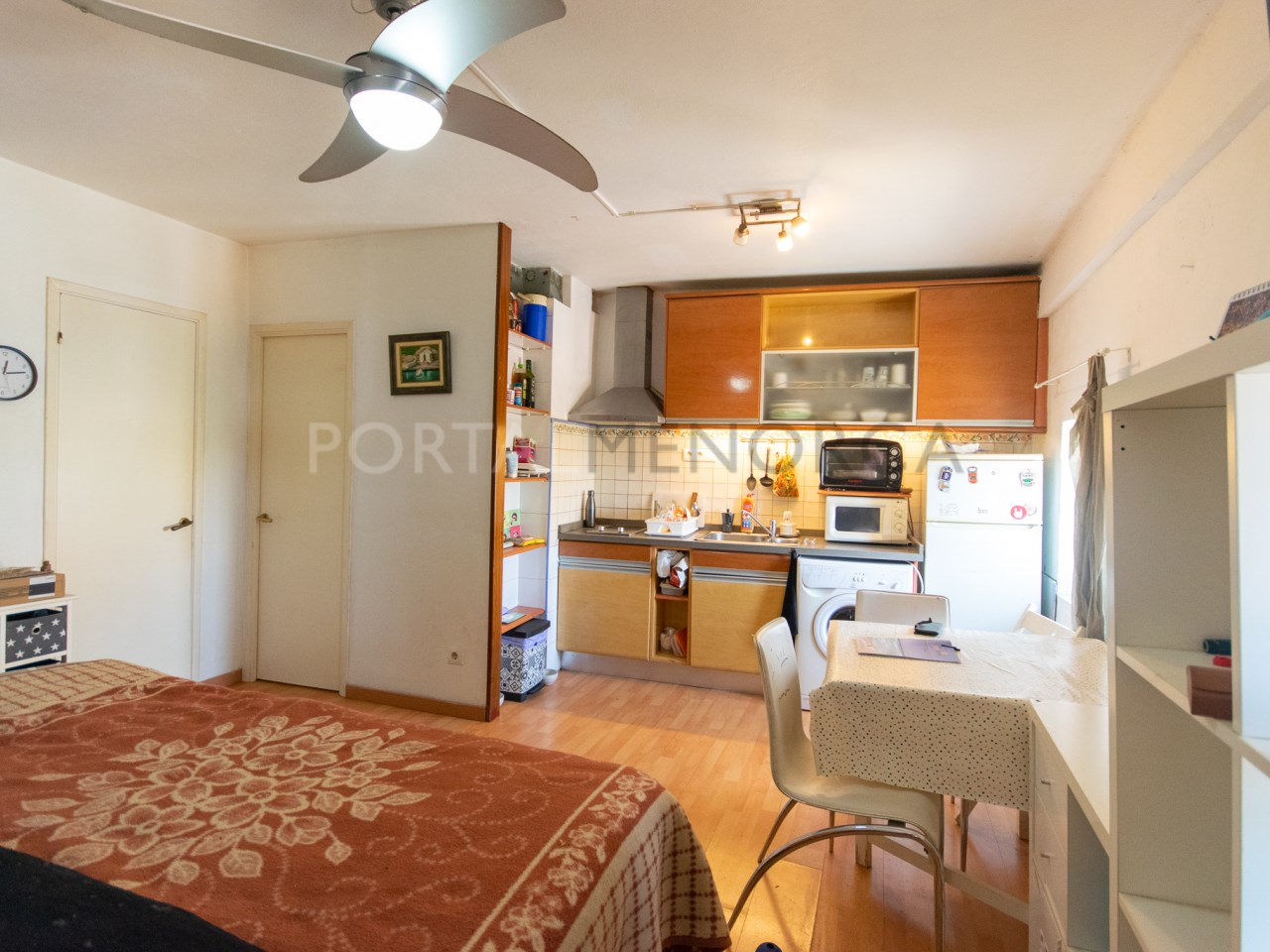3rd floor building with 3 apartments in the center of Mahon
