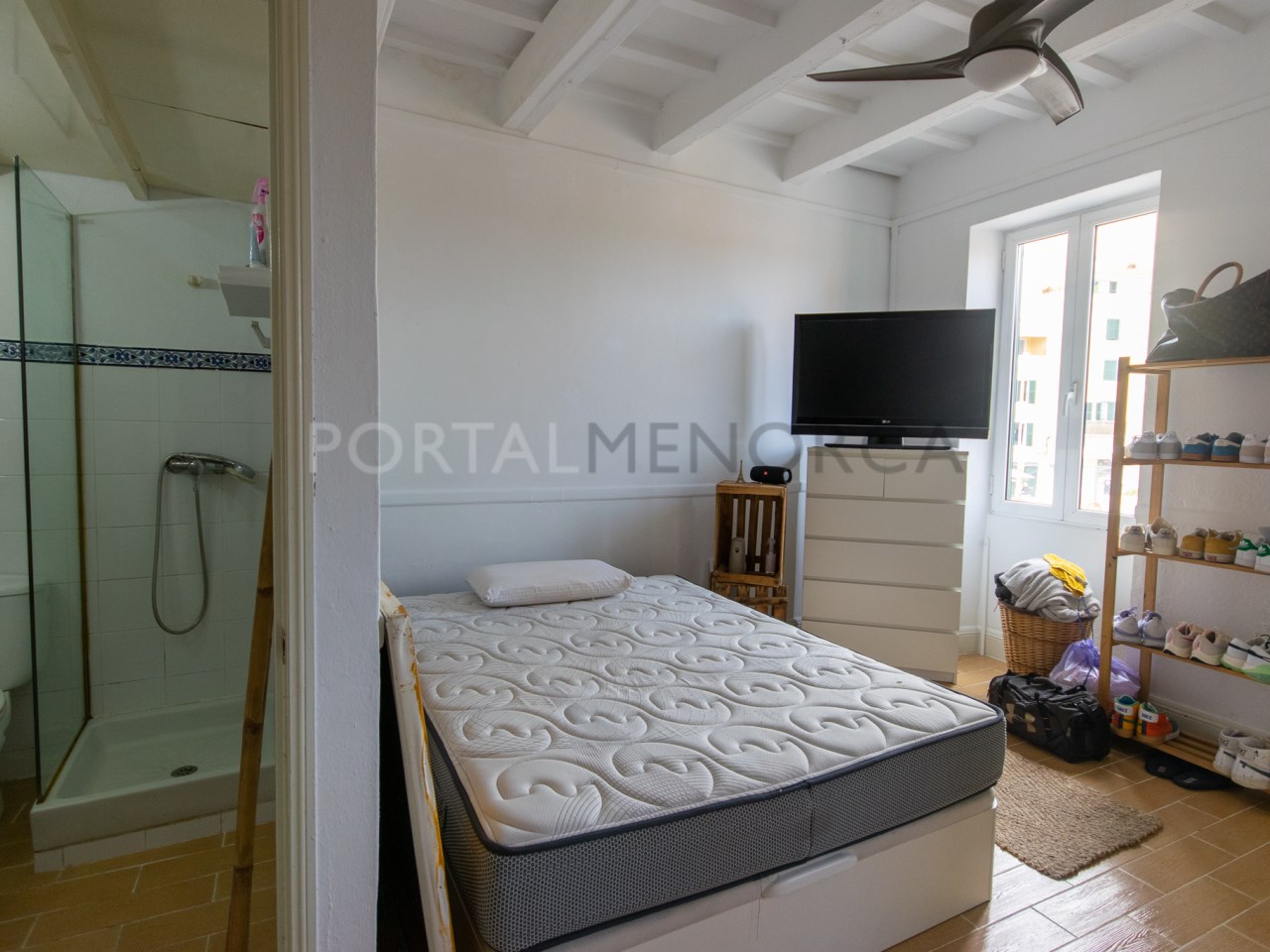 1st floor building with 3 apartments in the center of Mahon
