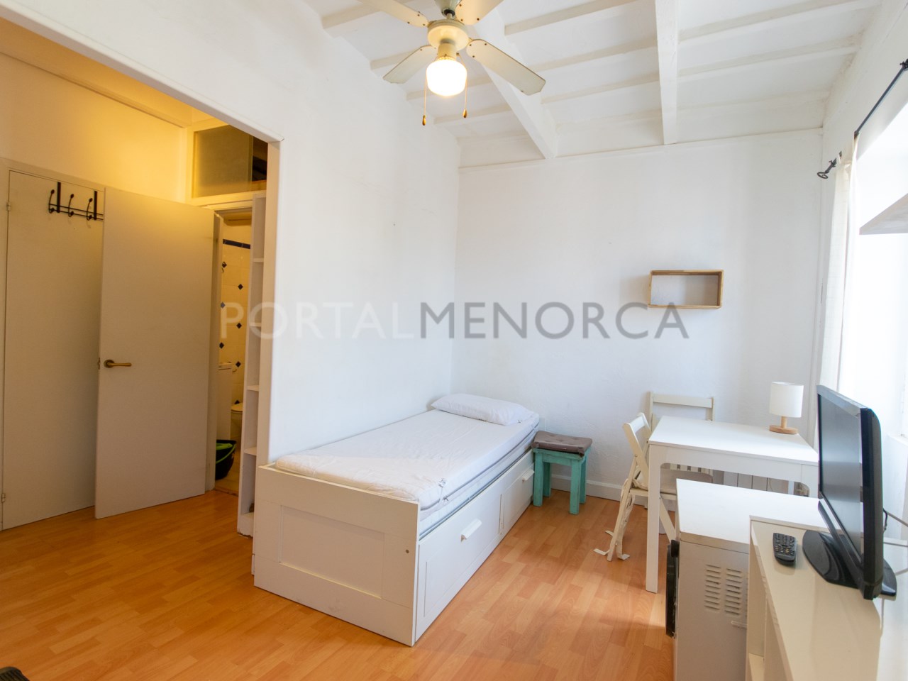 2nd floor building with 3 apartments in the center of Mahon