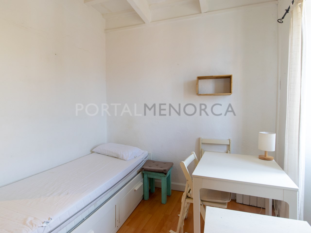 2nd floor building with 3 apartments in the center of Mahon