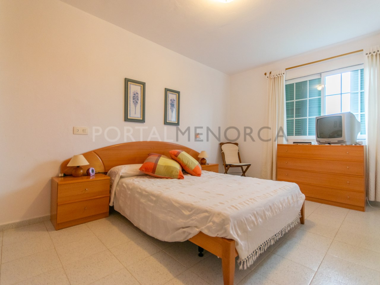 Dormitorio doble de apartamento con buenas vistas en Cala Galdana