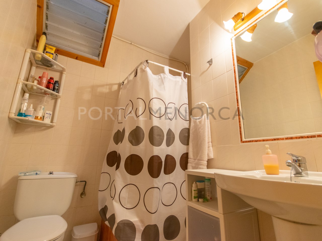 Baño con ducha de apartamento con buenas vistas en Cala Galdana