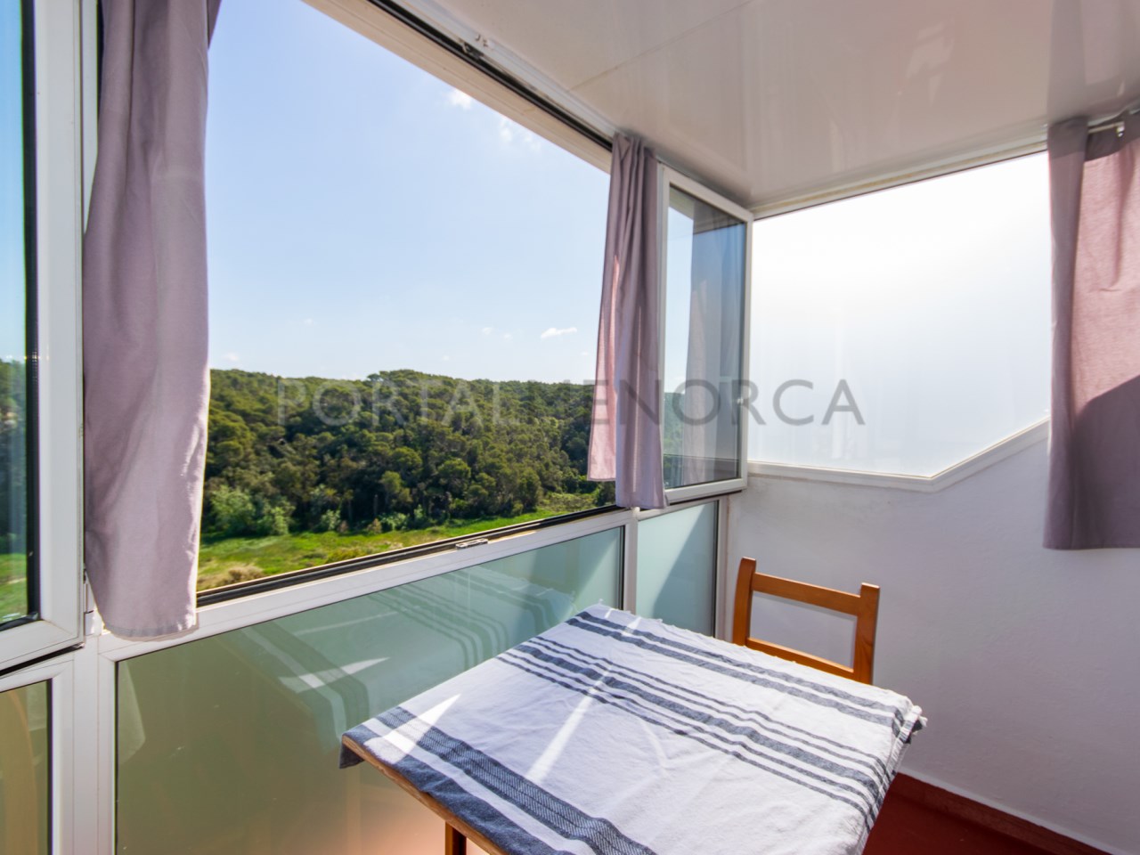 Terraza cubierta de apartamento con buenas vistas en Cala Galdana