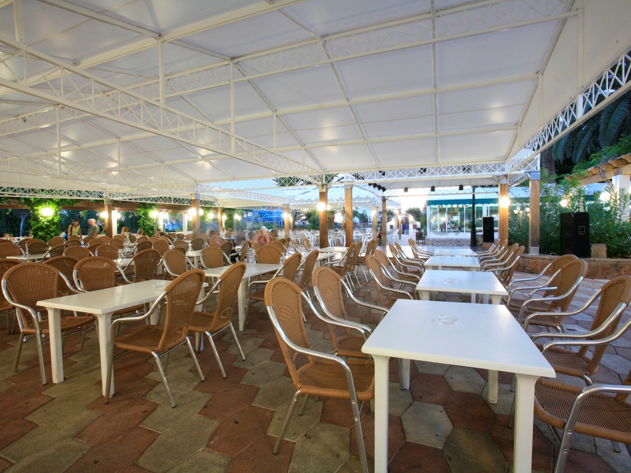 Terraza planta baja en Bar-Restaurante con piscina y zona de ocio en Son Bouja