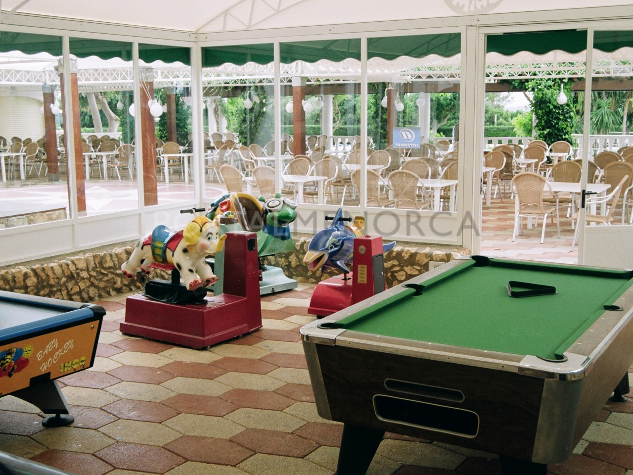 Sala de juegos de Bar-Restaurante con piscina y zona de ocio en Son Bou