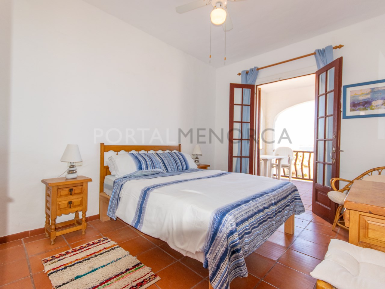 Master bedroom in apartment with sea views in Playas de Fornells