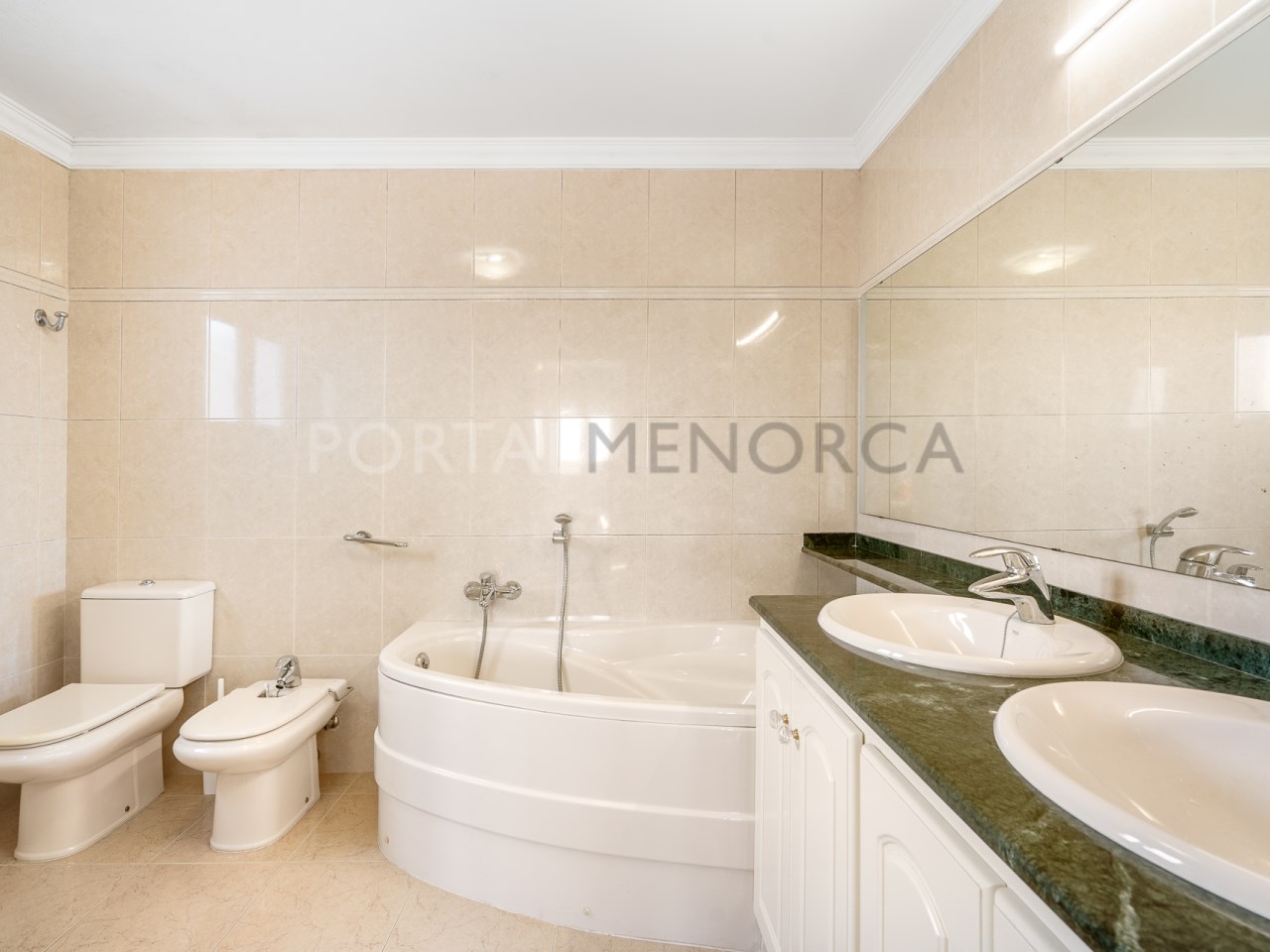 Salle de bain attenante d'une maison individuelle avec piscine à La Argentina