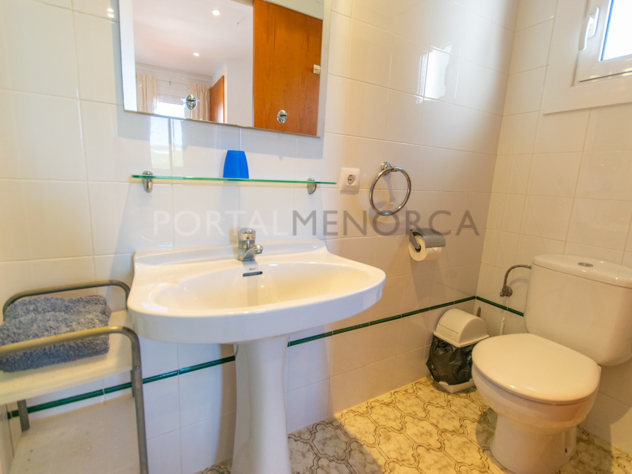 Bathroom en suite in villa with pool, sea views and tourist license in Addaia