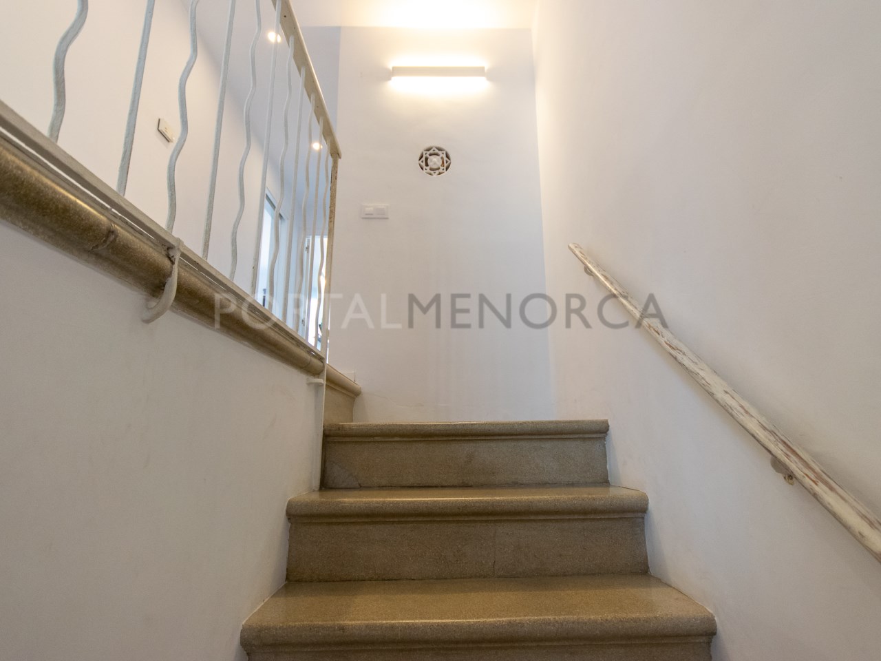 Escalera acceso dormitorios en encantadora casa reformada en Alaior