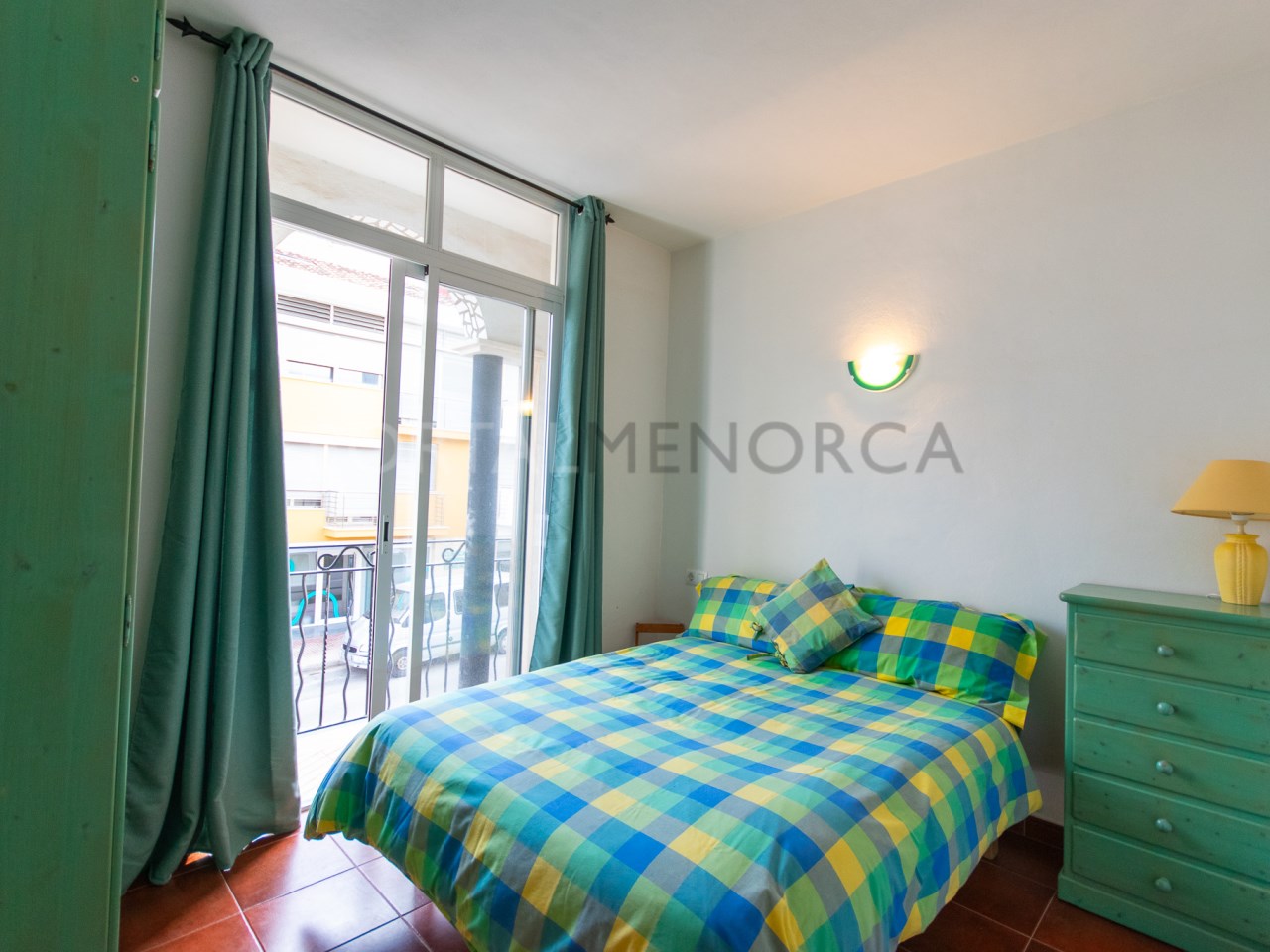 Dormitorio doble de primer piso con balcón en Es Mercadal