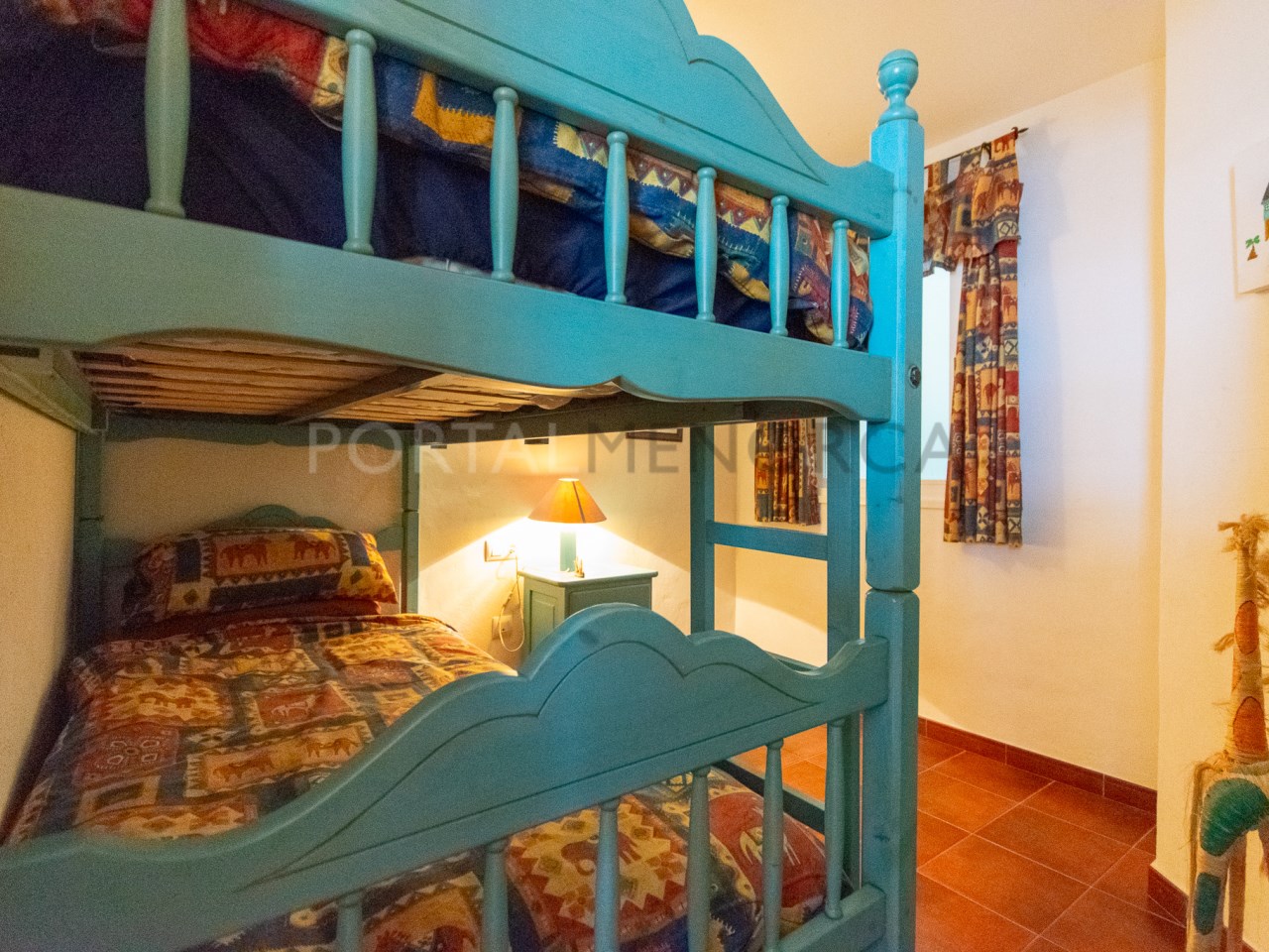 Dormitorio literas de primer piso con balcón en Es Mercadal