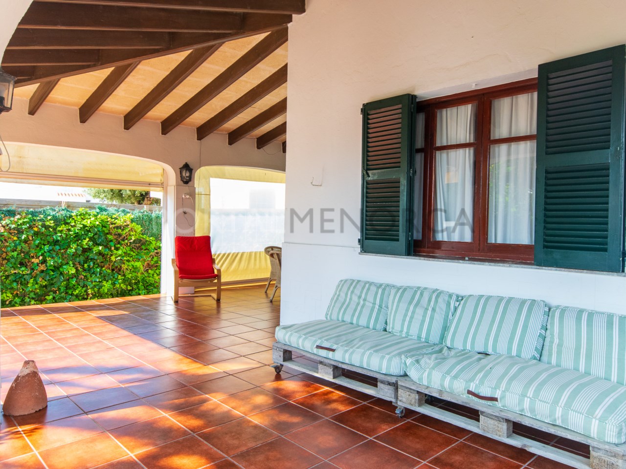 Covered terrace in villa with tourist license for sale in Cala n Bosch
