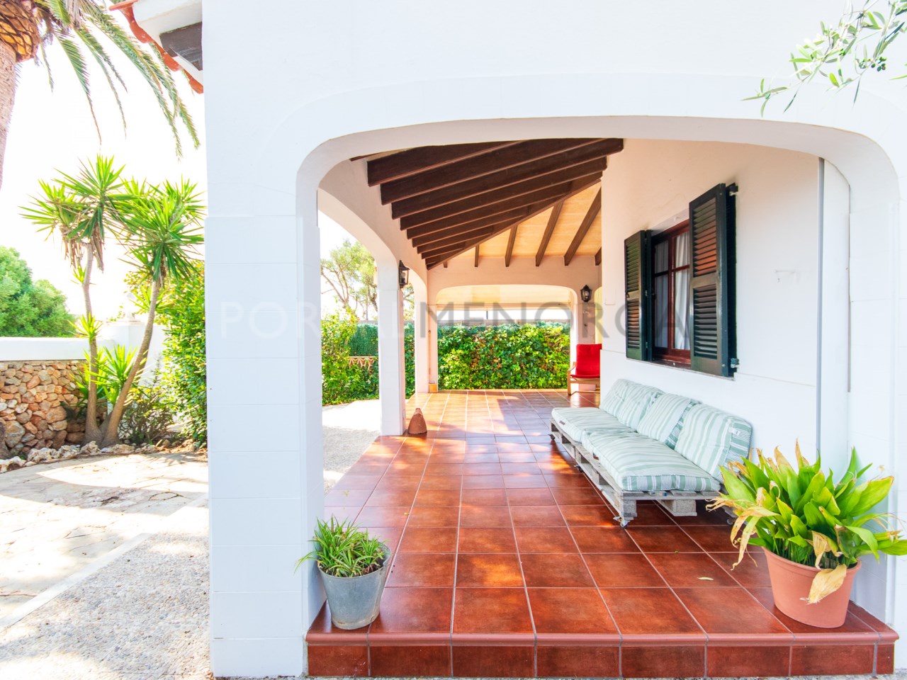 Terraza cubierta en chalet con licencia turistica en venta en Cala n Bosch