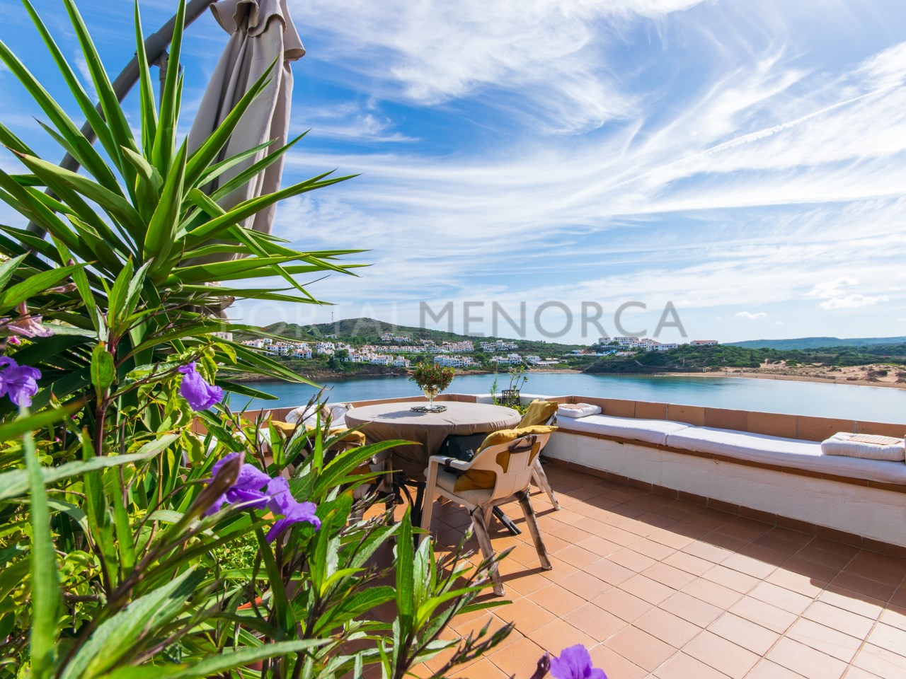 Terrasse d'un appartement de 3 chambres avec une vue magnifique sur les plages de Cala Tirant et Fornells