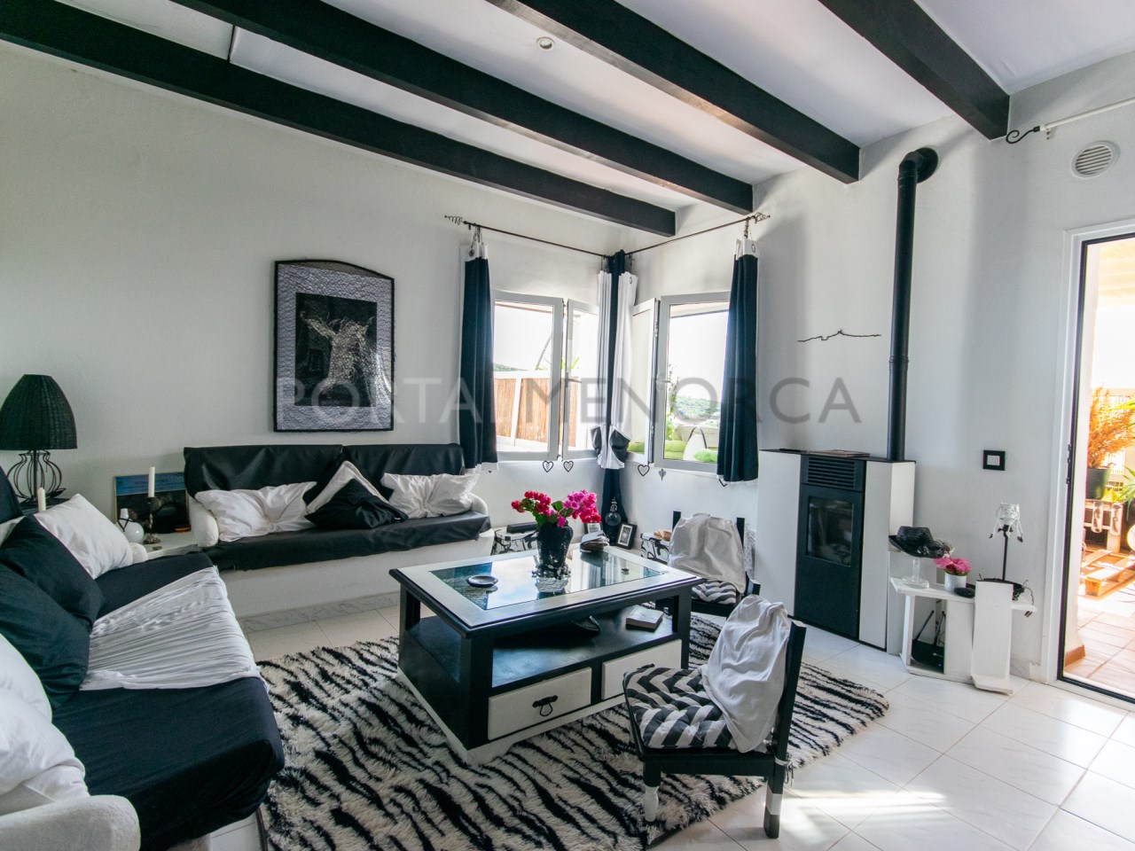 Salon d'un appartement de 3 chambres avec une vue magnifique sur Cala Tirant et les plages de Fornells