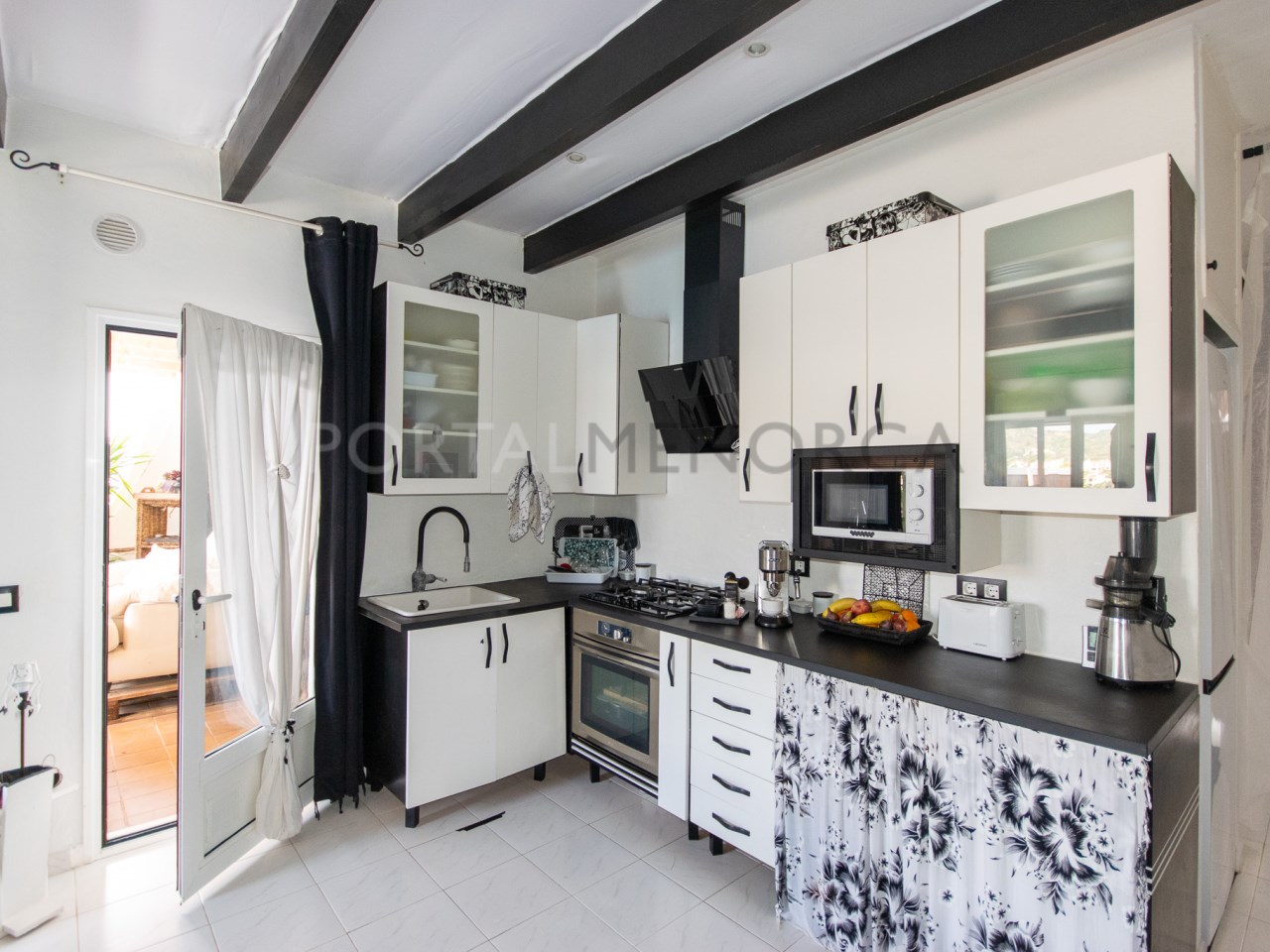 Cocina de apartamento de 3 dormitorios con magnificas vistas a Cala Tirant y Playas de Fornells