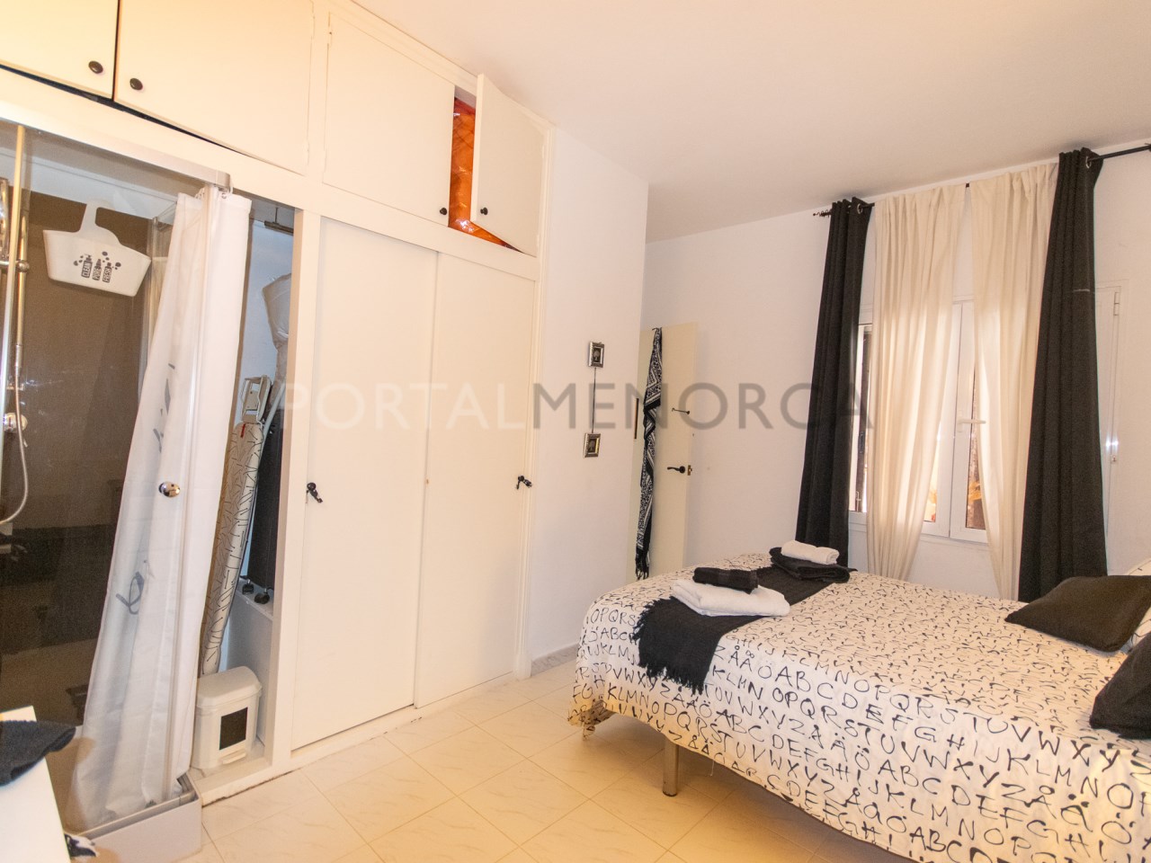 Room with shower of 3 bedroom apartment with magnificent views of Cala Tirant and Fornells Beaches