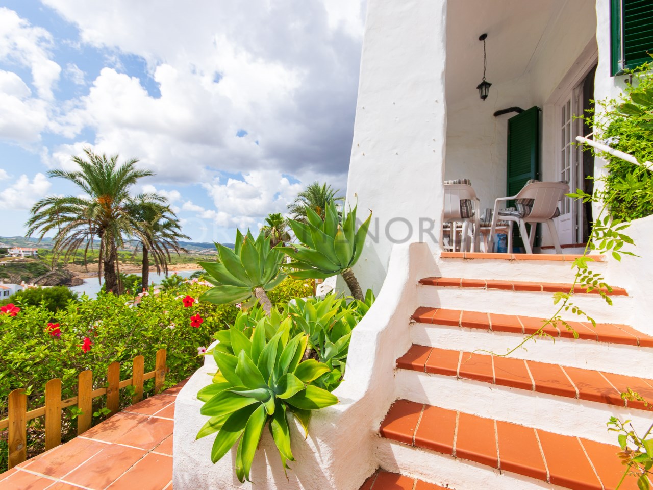 Terraza de bonita casa jardín con 2 terrazas y vistas al mar en Playas de Fornells