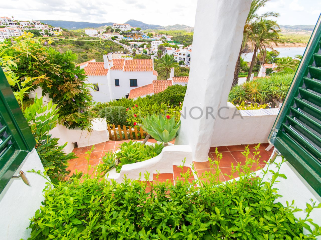 Vistas de bonita casa jardín con 2 terrazas y vistas al mar en Playas de Fornells