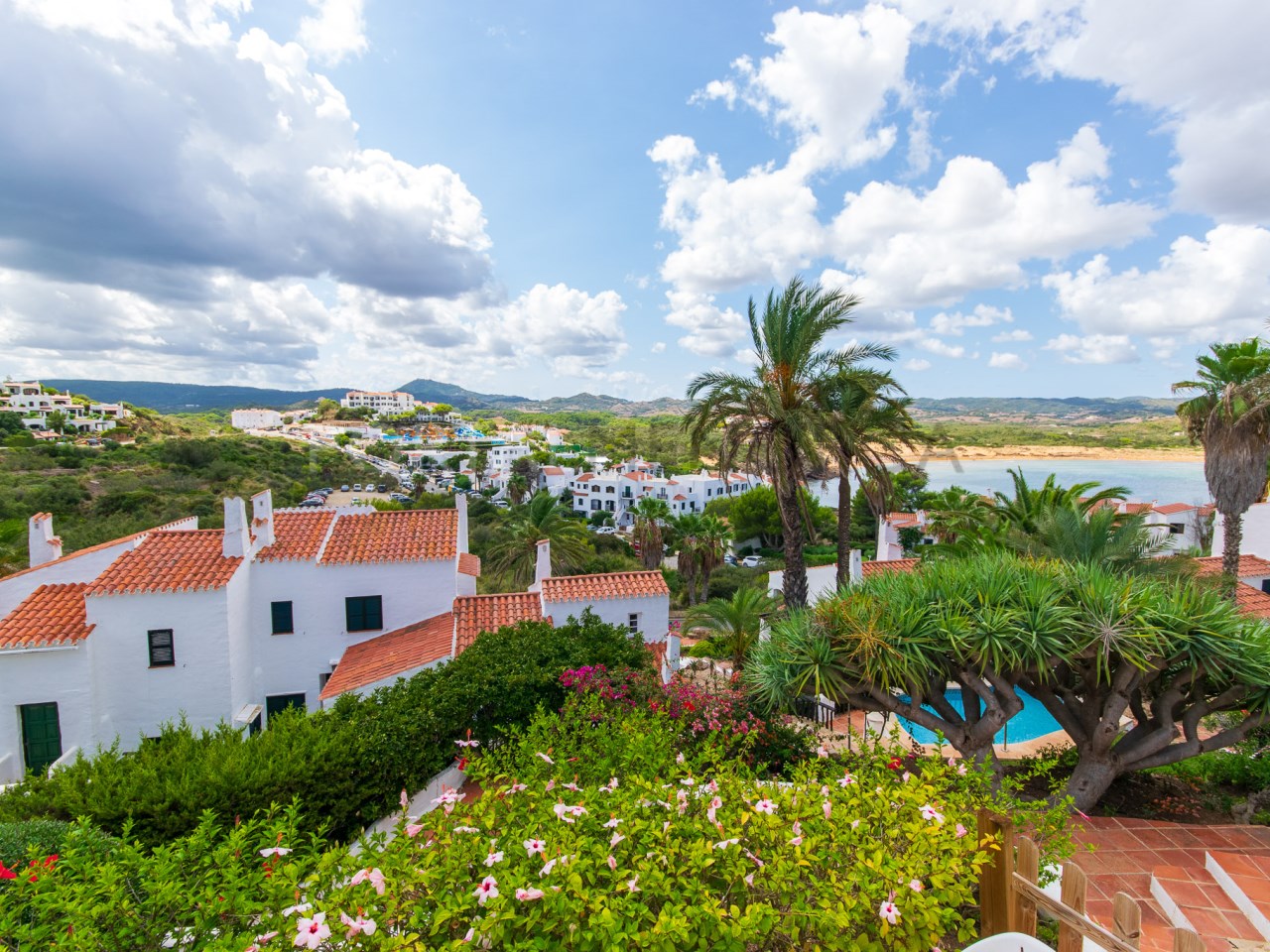 Vistas de bonita casa jardín con 2 terrazas y vistas al mar en Playas de Fornells