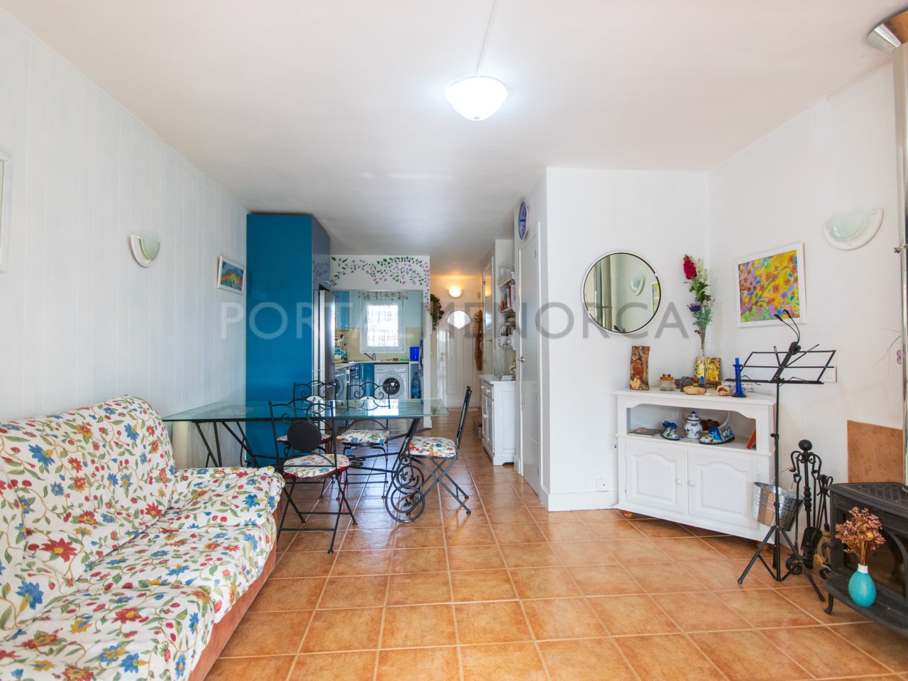 Salón-comedor de casa adosada de dos dormitorios en venta en Cales Coves