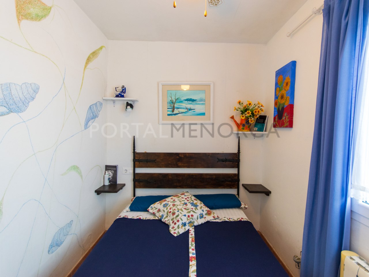 Dormitorio doble de casa adosada de dos dormitorios en venta en Cales Coves