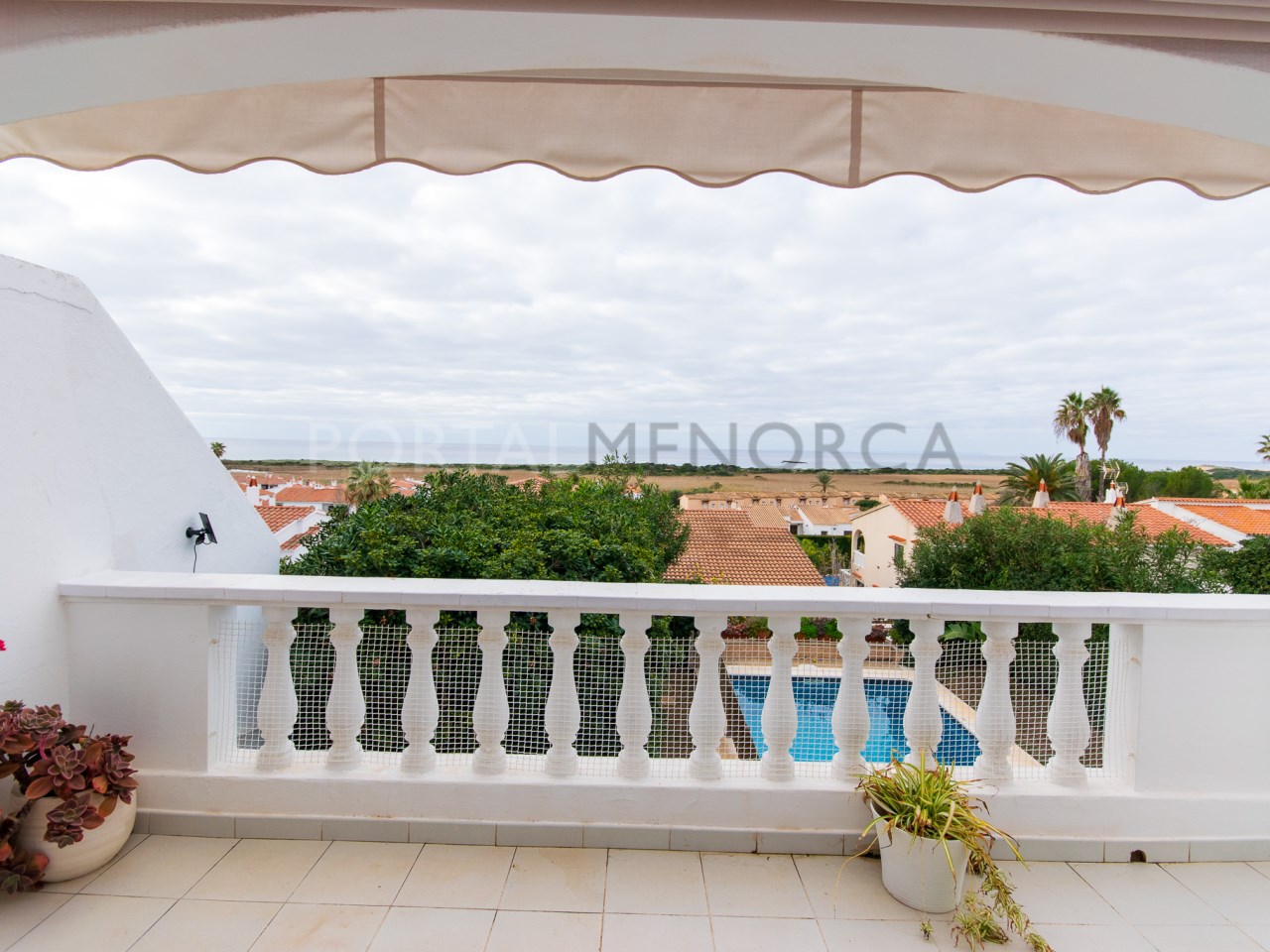 Terraza con vistas al mar en bonito chalet con piscina y vistas al mar en Torre Solí