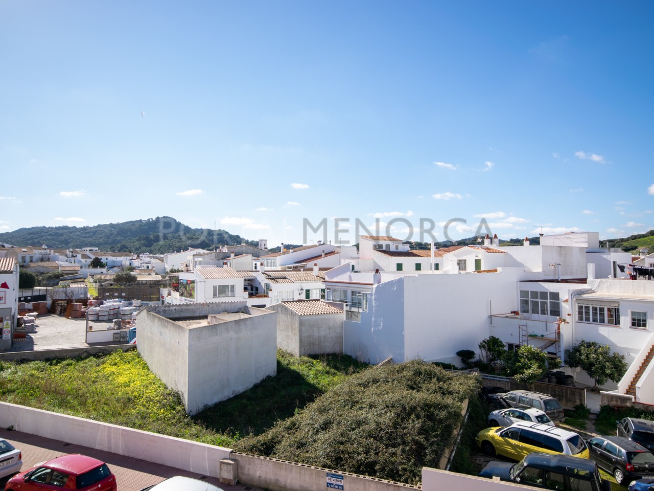 Vistas en piso de 2 dormitorios con terraza en venta en Es Mercadal