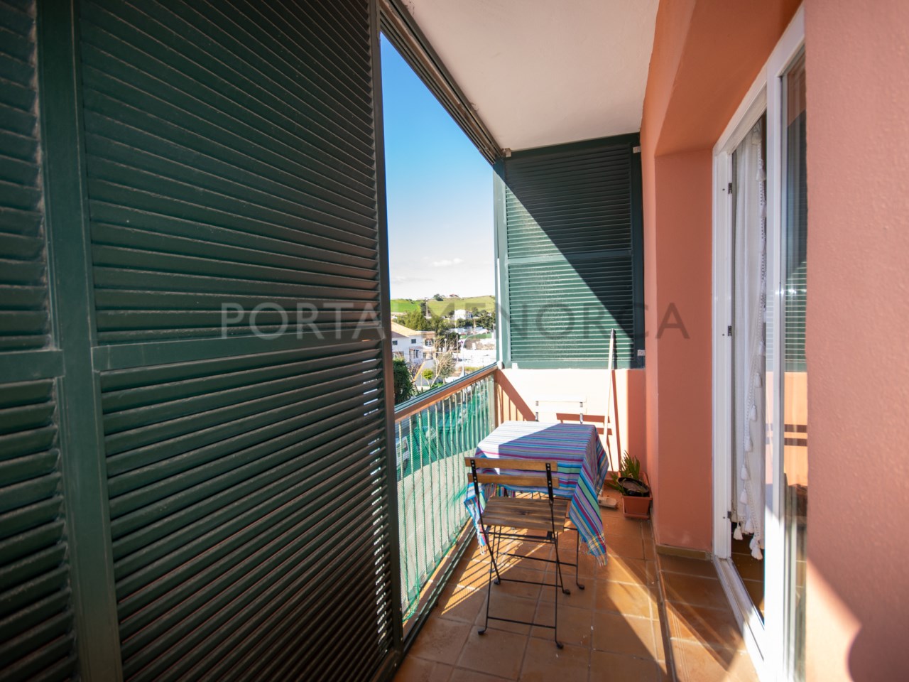 Terraza de piso de 2 dormitorios con terraza en venta en Es Mercadal