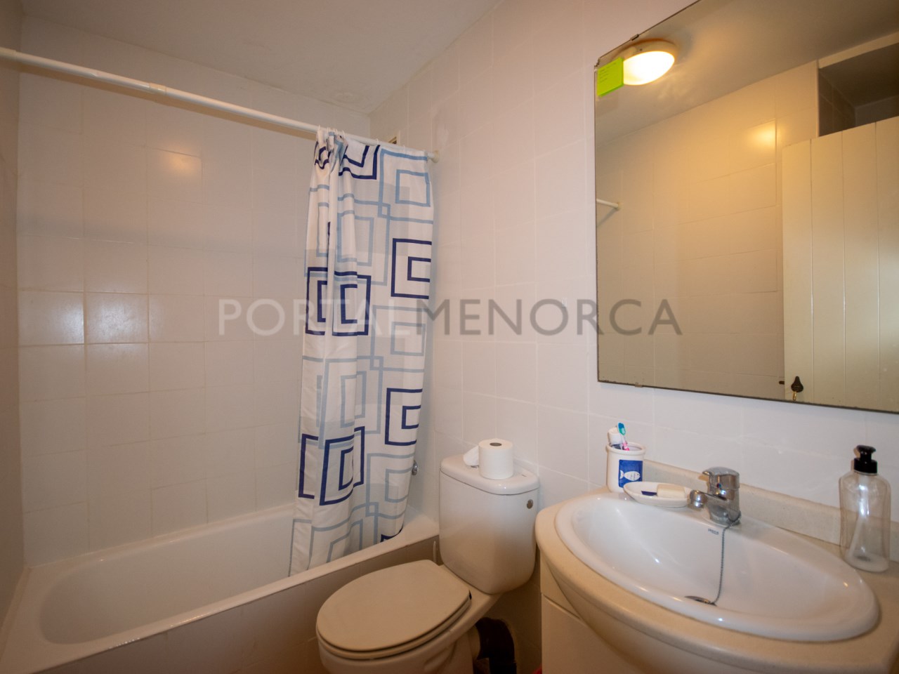 Baño de piso de 2 dormitorios con terraza en venta en Es Mercadal