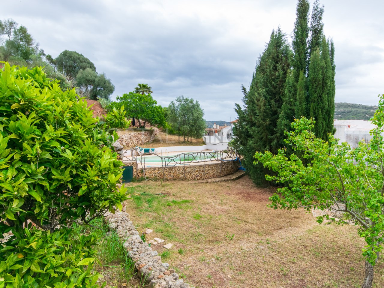Zona piscina de encantadora casa con terreno y vistas al pueblo en Ferreries
