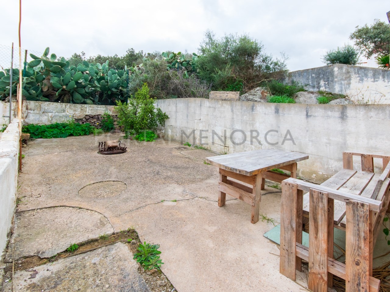 Terraza de encantadora casa de pueblo con jardín trasero en Es Mercadal