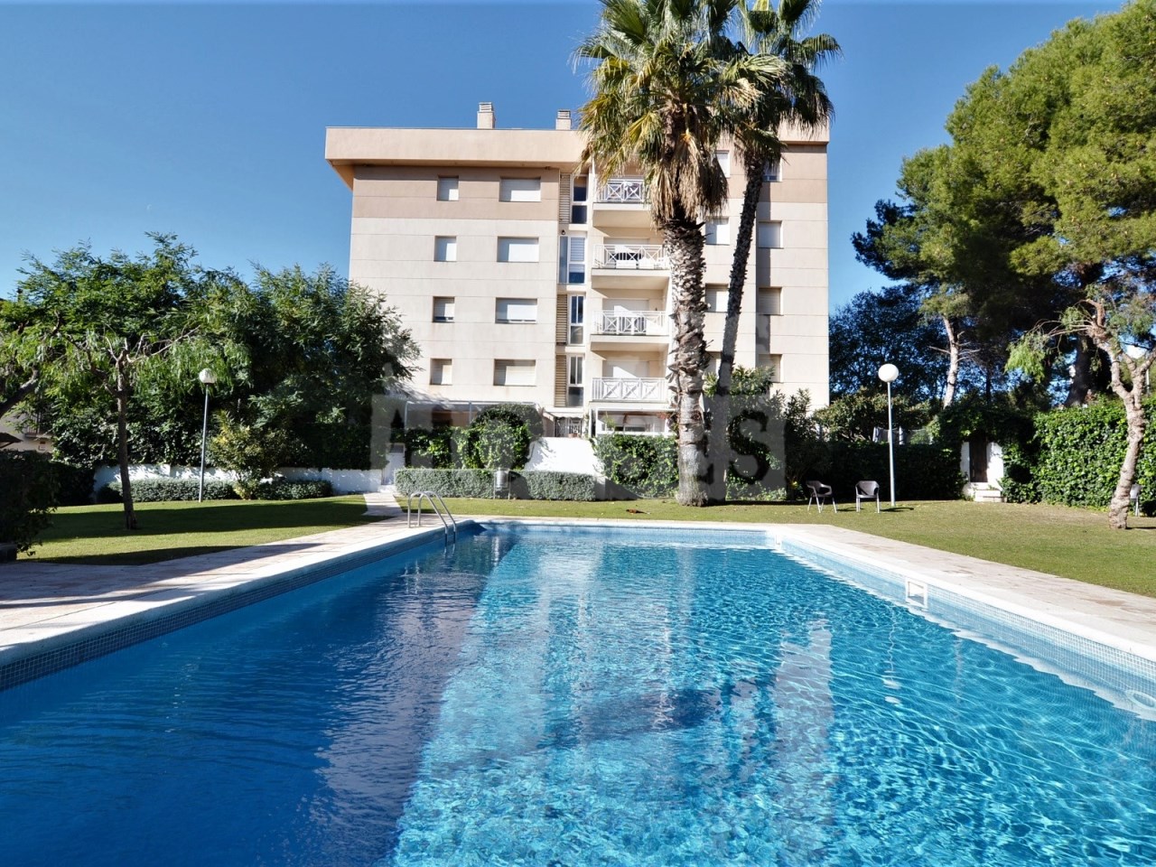 dik motor Fonetiek Gerenoveerde flat met zwembad in Sitges Els Ametllers