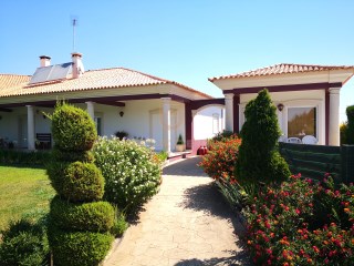 Linda moradia T4+1 com piscina e vista do Castelo Ourem%2/33