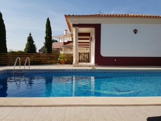 Pool - Beautiful villa T4 +1 with pool and view of the Castle - Ourem%8/33