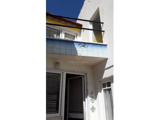 charmosa casa T3 única e recuada, inserida num pátio privado, verdejante - Lisboa -Santo Antonio%3/30