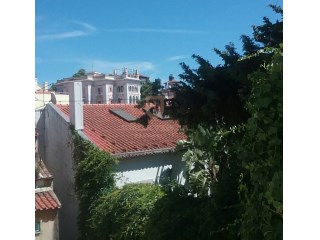 vista do último piso -charmosa casa T3 única e recuada, inserida num pátio privado, verdejante - Lisboa -Santo Antonio%4/30