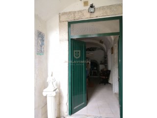 entrada -charmosa casa T3 única e recuada, inserida num pátio privado, verdejante - Lisboa -Santo Antonio%8/30